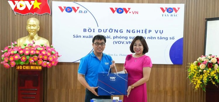Báo Điện tử TNVN trao đổi nghiệp vụ với VOV Tây Bắc<br /><span style="font-weight:normal;">Sáng 18/4, tại Sơn La, Trung tâm Nghiên cứu và Ứng dụng Công nghệ Truyền thông (R&D) tổ chức lớp “Bồi dưỡng nghiệp vụ sản xuất tin, bài, phóng sự trên nền tảng số” với sự tham gia trực tiếp của cán bộ, phóng viên Báo Điện tử Tiếng nói Việt Nam và Cơ quan thường trú VOV tại khu vực Tây Bắc.</span>